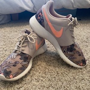 Adorable - Rare Nike Roshe tennis shoe! Size 8.5